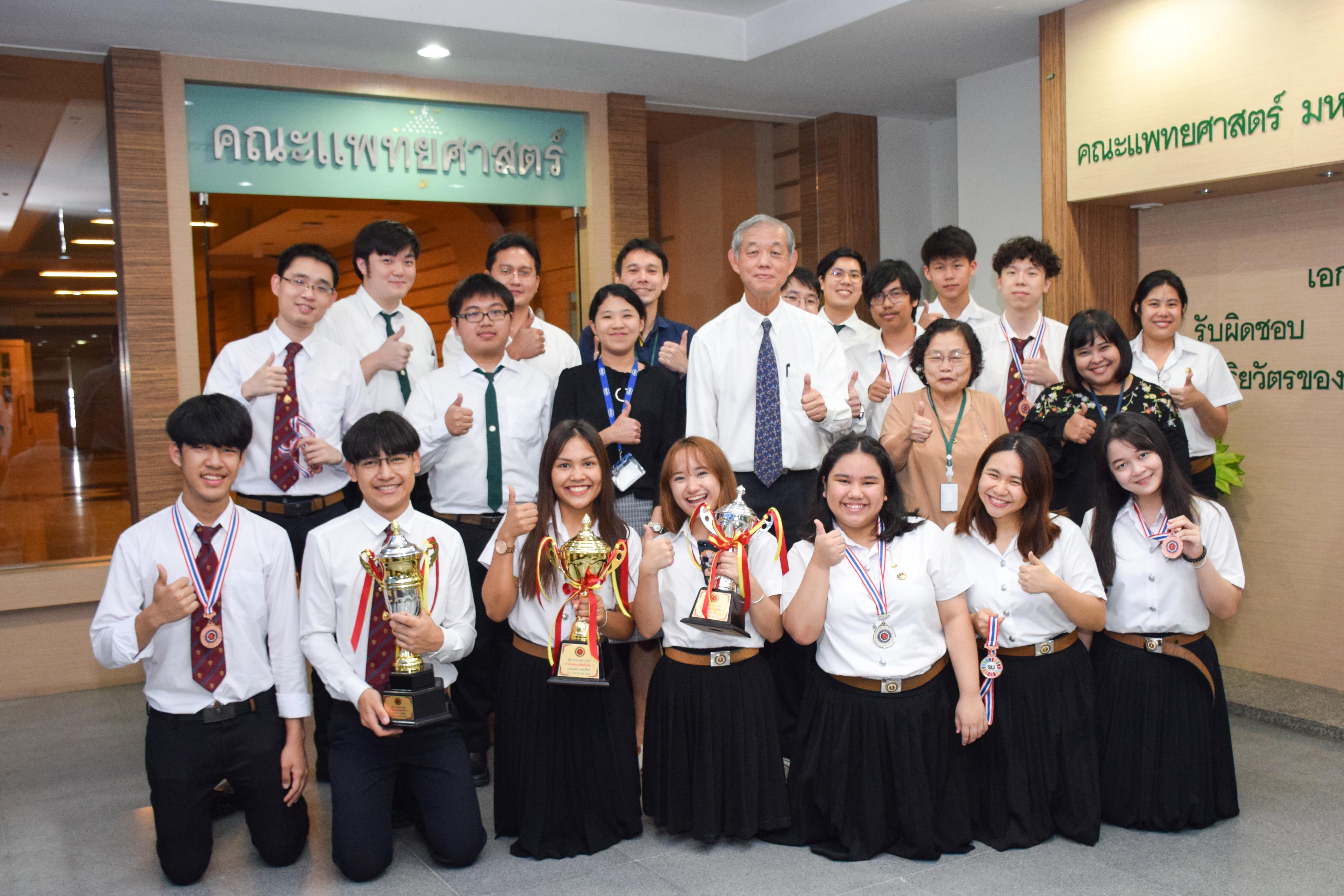 รับเหรียญกับคณาจารย์งานหูกวางเกมส์ปี๖๒ รับเหรียญกับคณาจารย์งานหูกวางเกมส์ปี๖๒