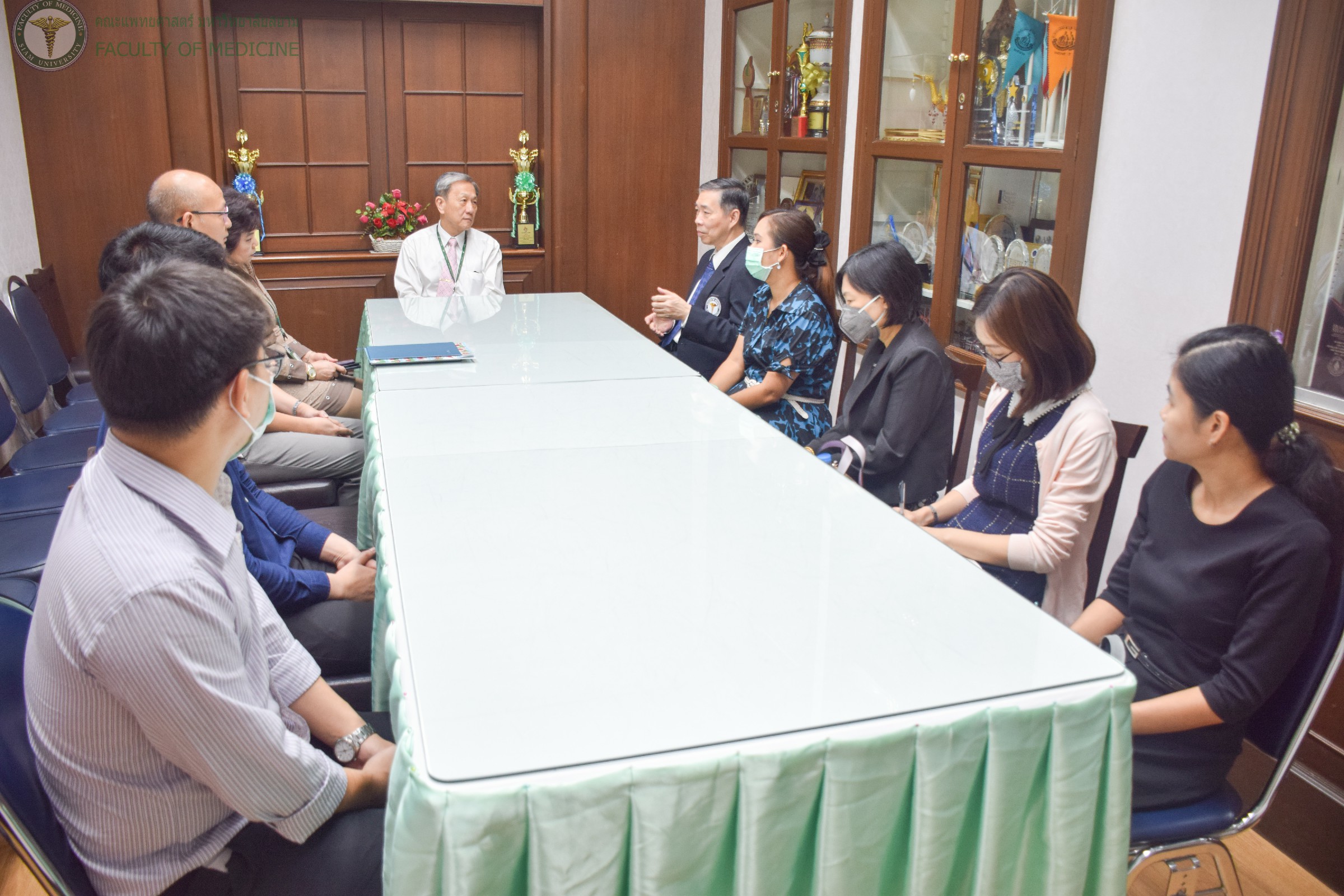เข้าพบคณบดี หัวหน้าภาค และรองหัวหน้าภาควิชากายวิภาคศาสตร์ คณะแพทยศาสตร์ศิริราชพยาบาล เข้าพบคณบดี หัวหน้าภาค และรองหัวหน้าภาควิชากายวิภาคศาสตร์ คณะแพทยศาสตร์ศิริราชพยาบาล